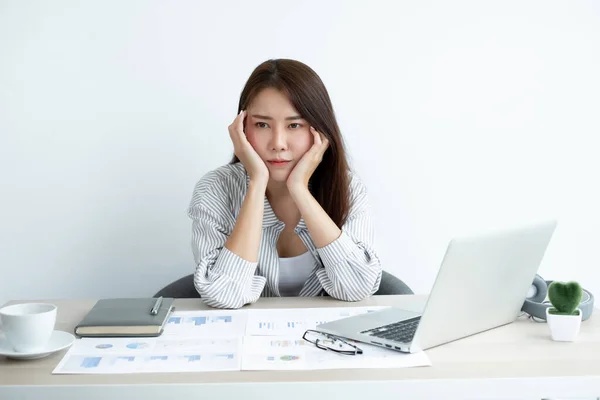 Werkende Aziatische Vrouwen Voelen Zich Gestrest Moe Van Het Werk — Stockfoto