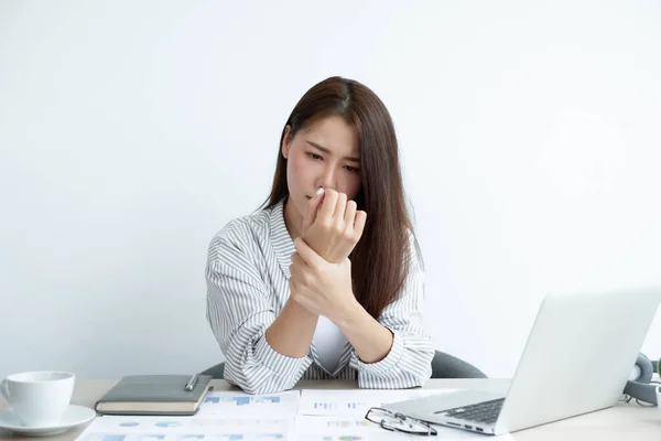 Una Mujer Asiática Está Sentada Horas Extras Con Portátil Sus — Foto de Stock