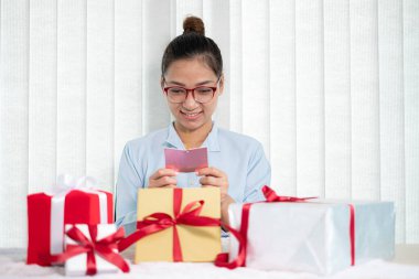 Asyalı kadınlar sürpriz kutuları açmaktan mutlu olurlar. Bayramlarda, Noel 'de, doğum gününde ya da Sevgililer Günü konseptinde heyecan, neşe ve gülümseme ile şaşkına dönerler..