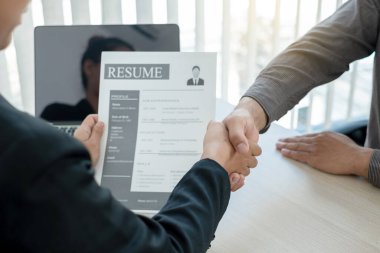 Dost canlısı iş adamları ve yöneticiler, iş sözleşmeleri, işe alım ve istihdam kavramlarıyla yapılan başarılı anlaşmanın ardından el sıkışıyorlar..