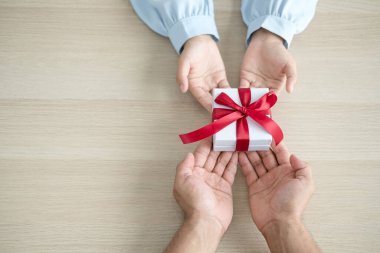 Hediye kutusundaki el bir hediye kutusunu tutarken heyecanla, sevinçle, Noel 'de, doğum günlerinde ya da Sevgililer Günü konseptinde sürpriz yapmaktan memnuniyet duyarım..