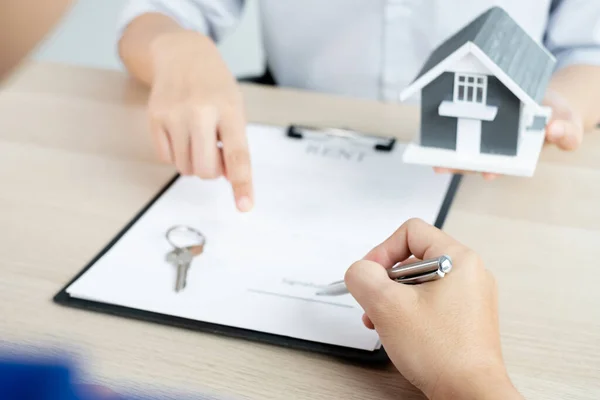 Agente Imobiliário Com Casas Aluguel Seguro Casa Para Clientes Assinarem — Fotografia de Stock