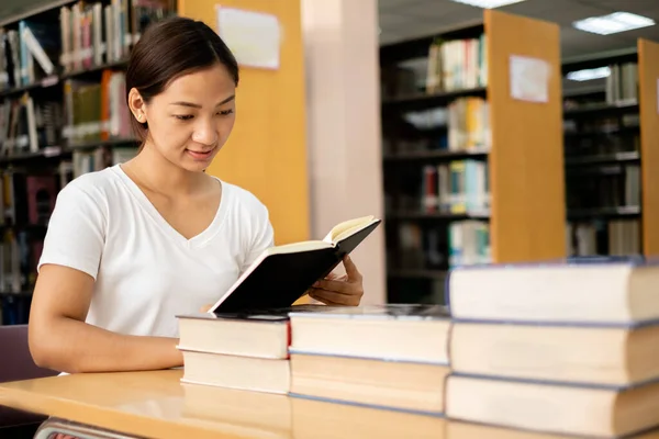 Giovani Donne Asiatiche Sono Alla Ricerca Libri Libri Lettura Sulle — Foto Stock