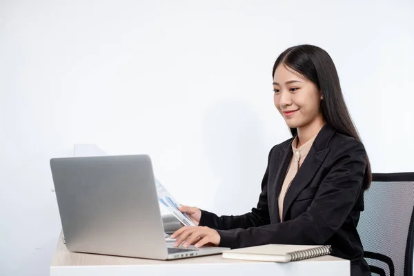 Asiatiska Affärskvinnor Sitter Vid Sina Skrivbord Och Beräknar Finansiella Diagram — Stockfoto