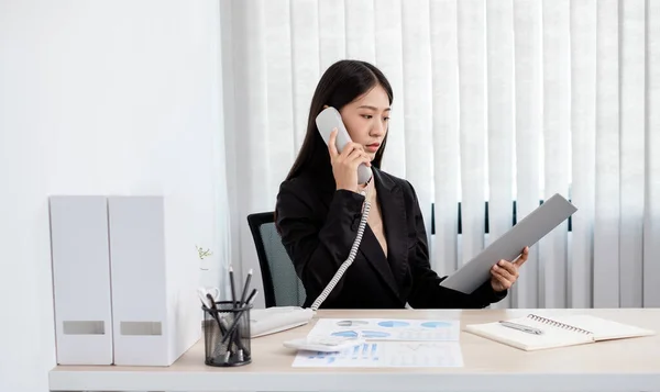 オフィスで働いている間 アジアのビジネスマンは電話で話し 明るく幸せな笑顔で働いています — ストック写真