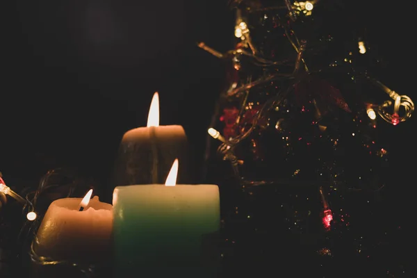 把注意力集中在蜡烛上 十万支蜡烛点亮了大树圣诞前夕的气氛欢迎新年的到来 — 图库照片