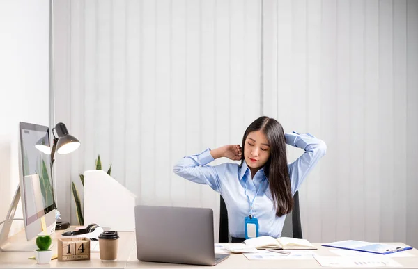Asiática Contable Mujer Está Cansada Trabajar Una Silla Estiramiento Para — Foto de Stock
