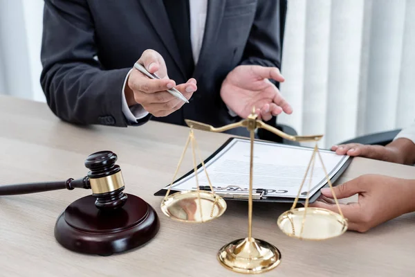 Férfi Ügyvéd Vagy Bíró Tanácsokat Ügyfeleinek Bírói Igazságszolgáltatásról Vádemelésről Mérleggel — Stock Fotó