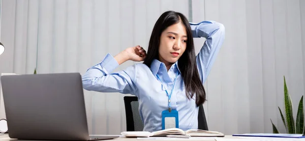 Aziatische Vrouwelijke Accountant Moe Van Het Werken Een Stoel Rekken — Stockfoto