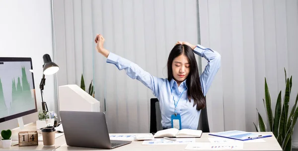 Asiática Contador Feminino Está Cansado Trabalhar Uma Cadeira Alongando Para — Fotografia de Stock