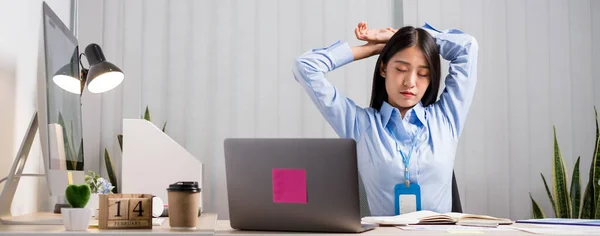 亚洲女会计在椅子上工作累了 在办公室努力工作的同时 伸懒腰放松一下 — 图库照片