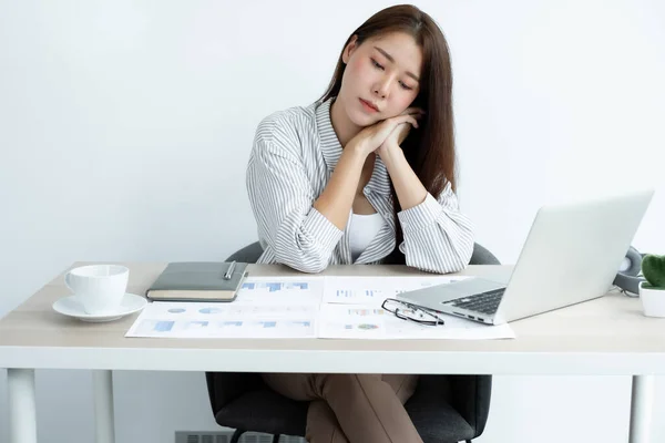 Berufstätige Asiatische Frauen Fühlen Sich Gestresst Müde Von Der Arbeit — Stockfoto