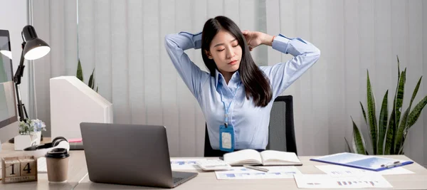 Asiatische Buchhalterin Ist Müde Von Der Arbeit Einem Stuhl Stretching — Stockfoto