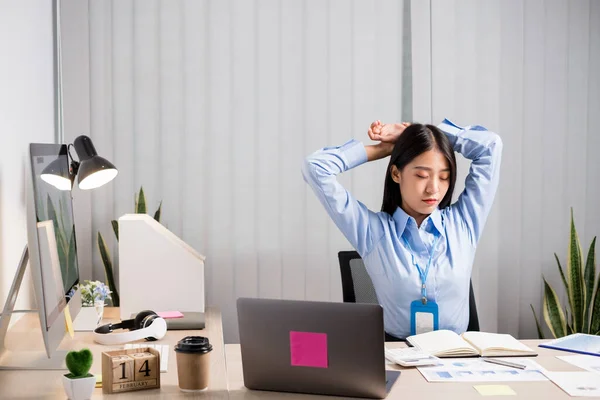 Asiatische Buchhalterin Ist Müde Von Der Arbeit Einem Stuhl Stretching — Stockfoto