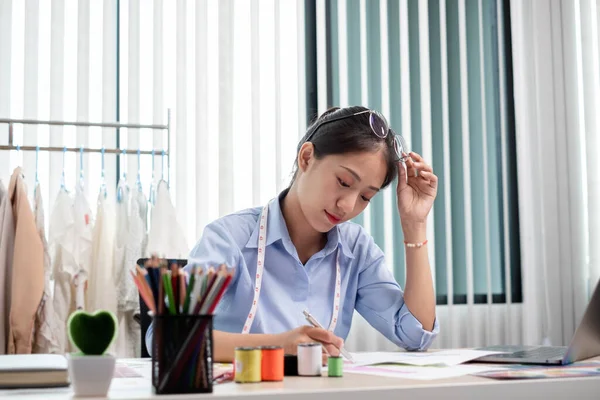 Schöne Junge Asiatische Modeschneiderin Mit Textilnähaccessoires Und Entrepreneurskizzen Sind Voller — Stockfoto