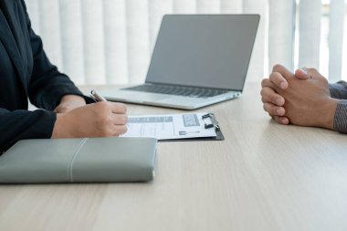 İş adamlarının bir özgeçmişi var ve iş görüşmeleri için iş başvurularıyla konuşuyorlar. Kariyerleri ve şirketteki kişisel geçmişi hakkında. İşe alım kavramları.