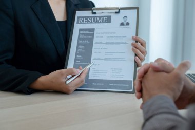 İş adamlarının bir özgeçmişi var ve iş görüşmeleri için iş başvurularıyla konuşuyorlar. Kariyerleri ve şirketteki kişisel geçmişi hakkında. İşe alım kavramları.