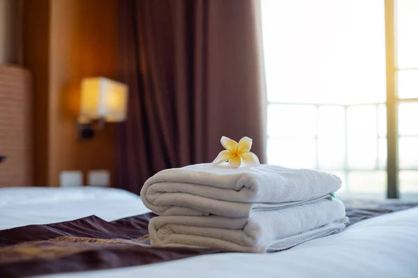 Una Cameriera Dell Hotel Impilava Asciugamani Sul Letto Metteva Fiori — Foto Stock