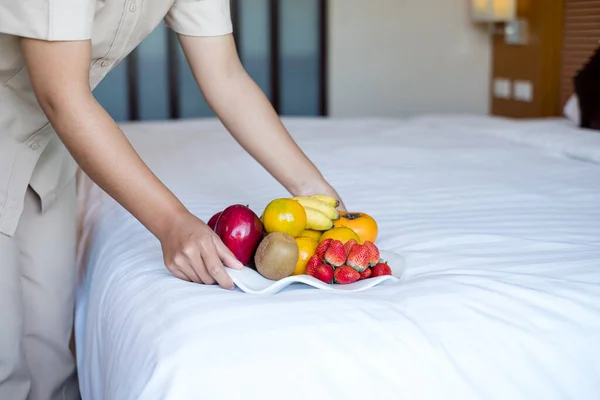 Concéntrate Fruta Una Camarera Limpieza Habitaciones Hotel Con Fruta Puso — Foto de Stock