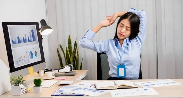 Asiatische Buchhalterin Ist Müde Von Der Arbeit Einem Stuhl Stretching — Stockfoto