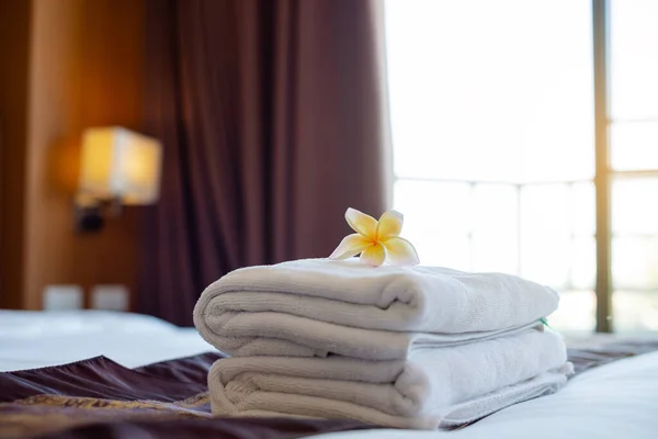 Una Cameriera Dell Hotel Impilava Asciugamani Sul Letto Metteva Fiori — Foto Stock