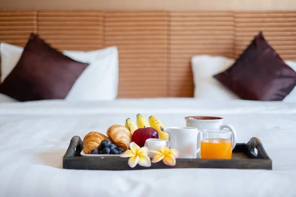 Focus on fruit. In a hotel room with fruit, place a tray on the bed to welcome the arrival of VIP guests.