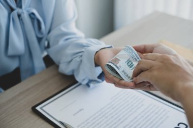 Sahibinin işi, ortaklarına rüşvet ve yolsuzluk için para teklif eder ve verir. Rüşvet ve yolsuzluk kavramı.