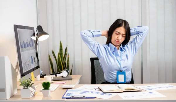 Asiatische Buchhalterin Ist Müde Von Der Arbeit Einem Stuhl Stretching — Stockfoto