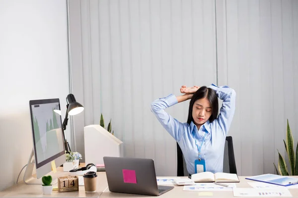 Asiática Contable Mujer Está Cansada Trabajar Una Silla Estiramiento Para — Foto de Stock