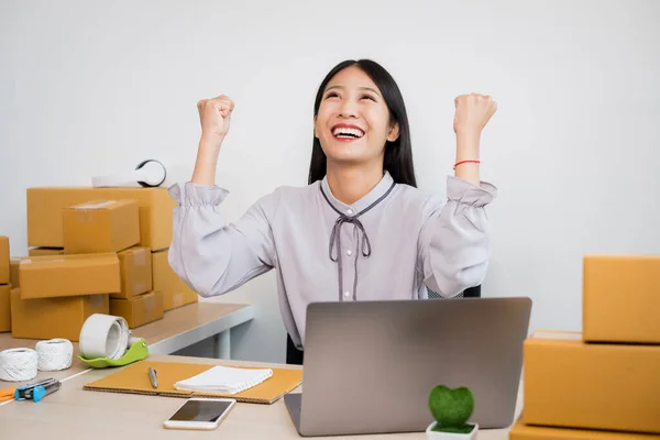 Joven Mujer Asiática Propietaria Negocios Con Muchas Cajas Paquetes Mesa — Foto de Stock