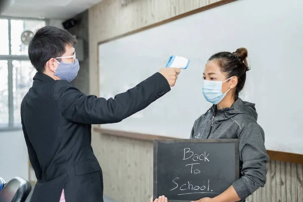 Volta Escola Professor Asiático Sexo Masculino Usando Termômetro Estudante Triagem — Fotografia de Stock