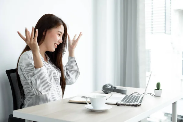 Videoanruf Eine Junge Asiatin Kommuniziert Online Video Über Weite Strecken — Stockfoto