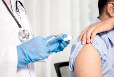 Kadın doktorlar hastanelerde, sağlık hizmetlerinde ve tıbbi konseptlerde salgın hastalıkları önlemek için şırıngalarla aşılandılar..