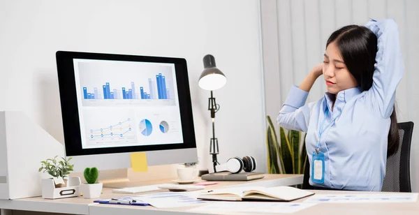 Asiática Contable Mujer Está Cansada Trabajar Una Silla Estiramiento Para — Foto de Stock