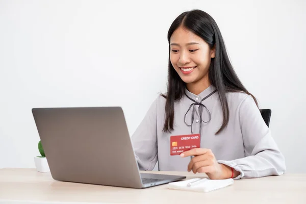 Mano Empresaria Asiática Sostiene Una Tarjeta Crédito Utiliza Una Computadora —  Fotos de Stock