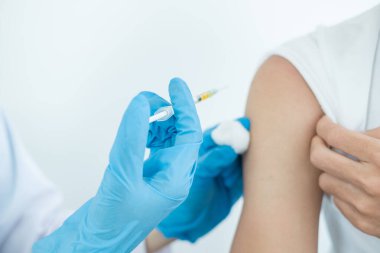 Kadın doktorlar hastanelerde, sağlık hizmetlerinde ve tıbbi konseptlerde salgın hastalıkları önlemek için şırıngalarla aşılandılar..