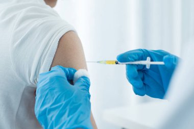 Kadın doktorlar hastanelerde, sağlık hizmetlerinde ve tıbbi konseptlerde salgın hastalıkları önlemek için şırıngalarla aşılandılar..