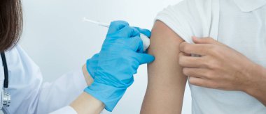 Kadın doktorlar hastanelerde, sağlık hizmetlerinde ve tıbbi konseptlerde salgın hastalıkları önlemek için şırıngalarla aşılandılar..