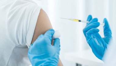 Kadın doktorlar hastanelerde, sağlık hizmetlerinde ve tıbbi konseptlerde salgın hastalıkları önlemek için şırıngalarla aşılandılar..