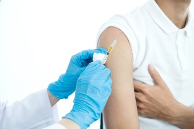 Kadın doktorlar hastanelerde, sağlık hizmetlerinde ve tıbbi konseptlerde salgın hastalıkları önlemek için şırıngalarla aşılandılar..