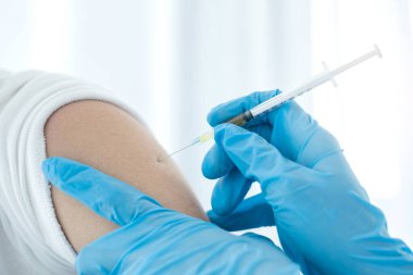 Kadın doktorlar hastanelerde, sağlık hizmetlerinde ve tıbbi konseptlerde salgın hastalıkları önlemek için şırıngalarla aşılandılar..