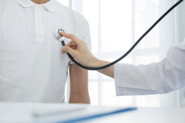 Kadın doktorlar kulaklık kablosu kullanarak nabız muayenesi yapıyorlar. Hastanenin sağlık kontrolüne başlayın. Tıbbi ve sağlık hizmetleri kavramları.