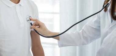 Kadın doktorlar kulaklık kablosu kullanarak nabız muayenesi yapıyorlar. Hastanenin sağlık kontrolüne başlayın. Tıbbi ve sağlık hizmetleri kavramları.