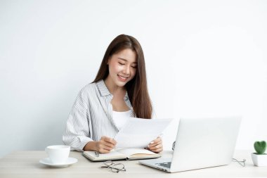 Video Aranıyor Asyalı kadınlar dijital bir dizüstü bilgisayardan çevrimiçi video ile iletişim kuruyor, meslektaşlarına merhaba diyor, projeleri, işi, işi, finansmanı tartışıyorlar..