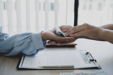 Sahibinin işi, ortaklarına rüşvet ve yolsuzluk için para teklif eder ve verir. Rüşvet ve yolsuzluk kavramı.