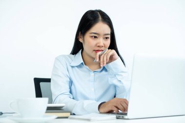 Çalışan Asyalı kadınlar stresli, işten yorgun, ofiste çalışırken migren ağrısı çeken kadınlar..