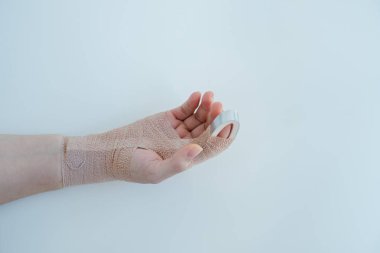 Parmak ağrısı, ilk yardım ve yaralar için tedavi. Hemşirede ya da acil serviste parmak kesiciyi kullanarak bandaj..