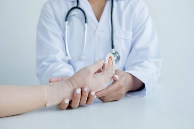 Profesyonel hemşireler ve parmak yaralanması hastaları ilk yardım ve yara bandajı tedavisinde hemşire odalarında ya da acil servislerde parmak hareketsizleştirici kullanılıyor..