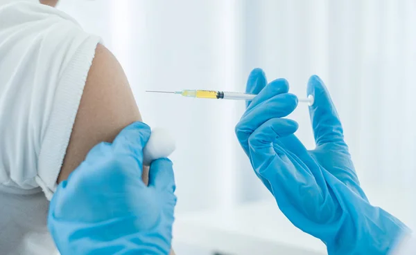 Kvindelige Læger Vaccineret Med Sprøjter Forhindre Epidemier Hospitaler Sundhedspleje Medicinske Stock-billede