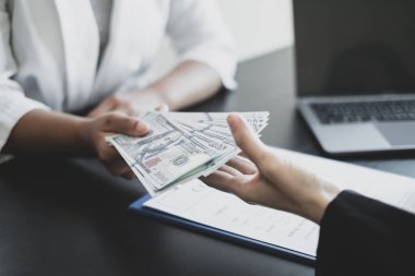 Sahibinin işi, ortaklarına rüşvet ve yolsuzluk için para teklif eder ve verir. Rüşvet ve yolsuzluk kavramı.